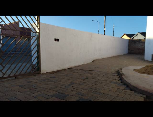 2 BEDROOM FREEHOLD FOR SALE IN KAGISO